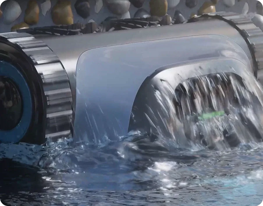 Gros plan sur les chenilles de l'Aiper Scuba S1 au moment où le robot franchit la ligne d'eau