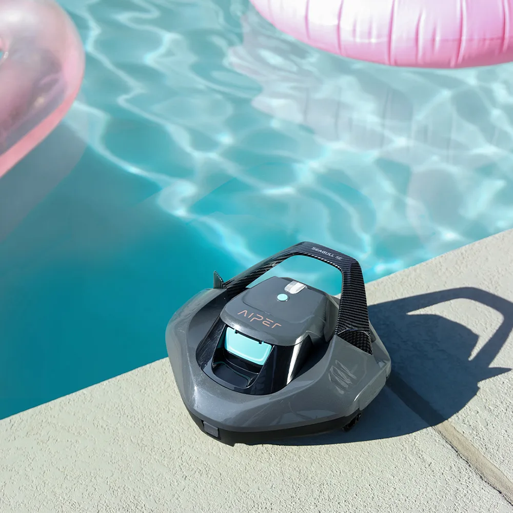 Robot piscine Aiper Seagull SE posé sur la margelle, vu de trois quarts avec sa poignée de transport ajourée