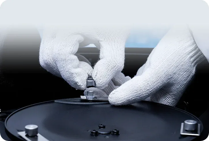 Remplacement des lames à démontage rapide sous le plateau de coupe du robot tondeuse Dreame A1