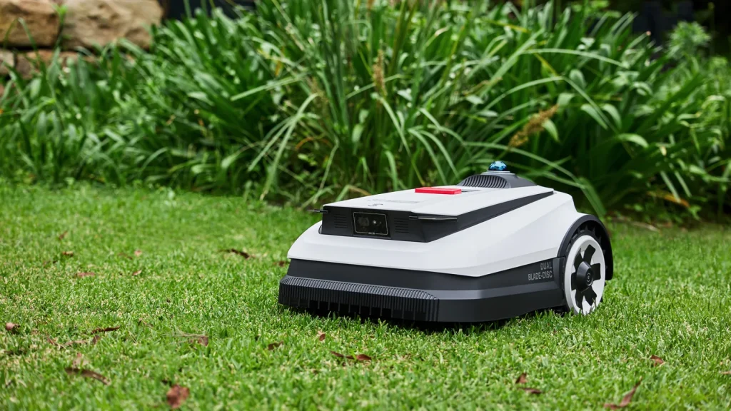 Gros plan avant du robot tondeuse Ecovacs Goat A3000 LiDAR avec sa tourelle LiDAR et sa caméra AIVI 3D sur la pelouse