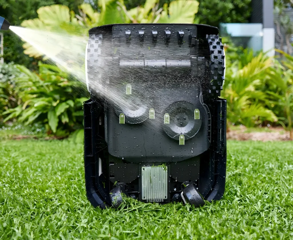 Dessous du robot tondeuse Ecovacs Goat A3000 LiDAR avec ses deux disques de lames, rincé au jet d'eau
