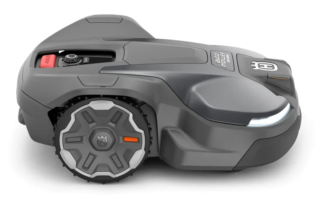 Husqvarna Automower 430X NERA vu de profil, roues arrière crantées et phare avant à LED