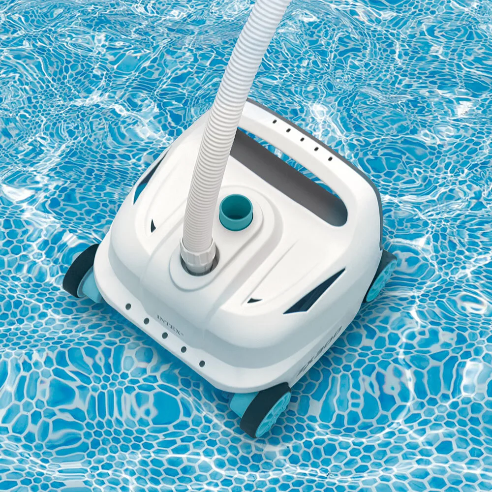 Robot Intex ZX300 en train de nettoyer le fond d'une piscine hors-sol, relié à son tuyau d'aspiration