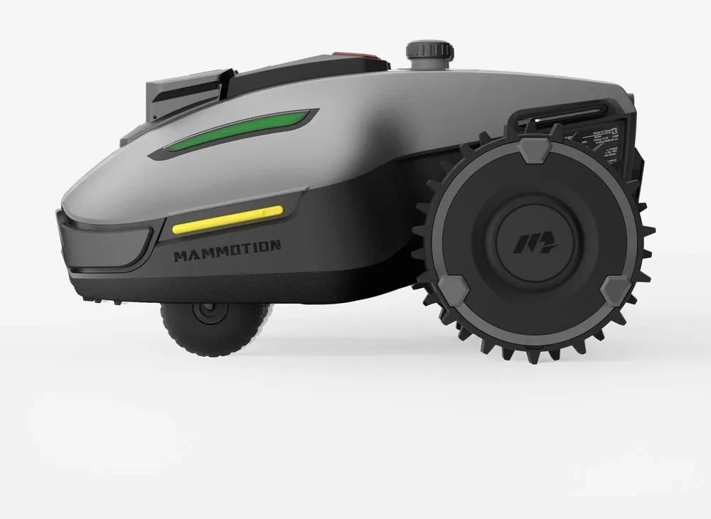 Robot tondeuse Mammotion Yuka Mini vu de profil, avec sa roue arrière crantée et son module caméra sur le capot