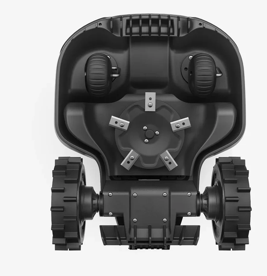Dessous du robot tondeuse Mammotion Yuka Mini montrant le disque de coupe à cinq lames pivotantes et les roues motrices