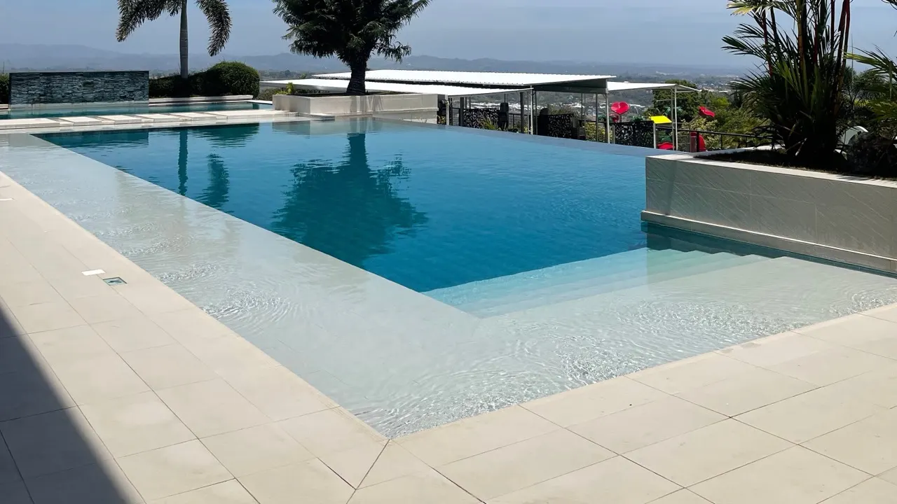 Plage immergée d'une piscine, surface peu profonde où un robot perd son adhérence