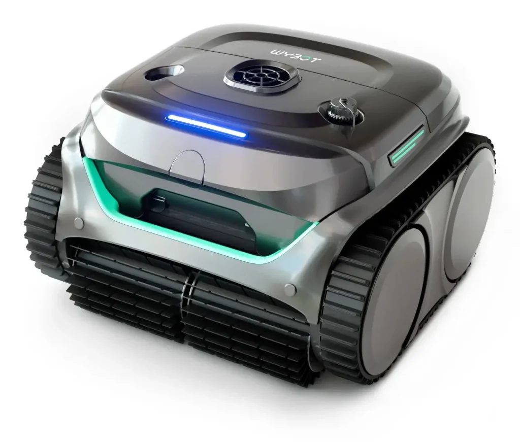 Robot piscine Wybot C2 vu de trois quarts avant, chenilles et brosses apparentes